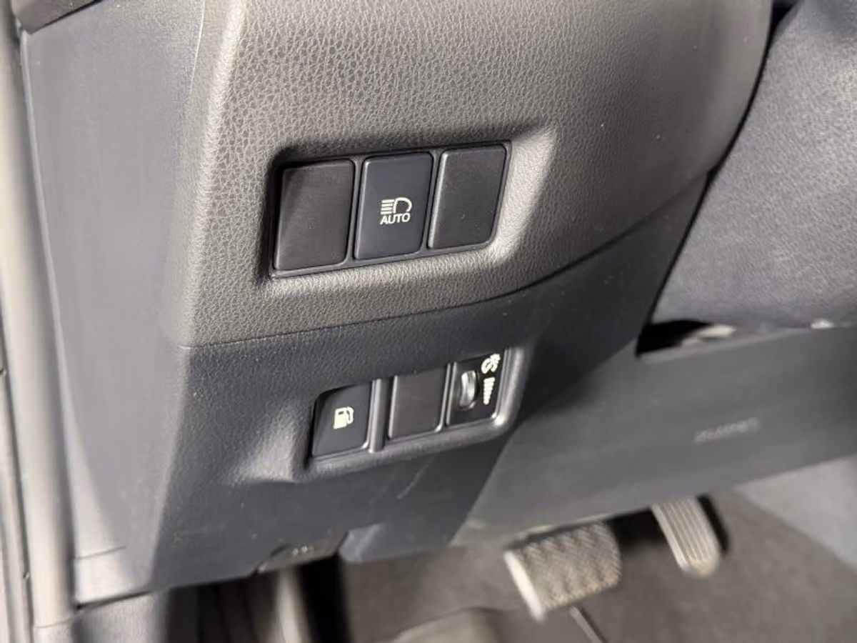 2018 Toyota C-HR XLE Crossover Image 32