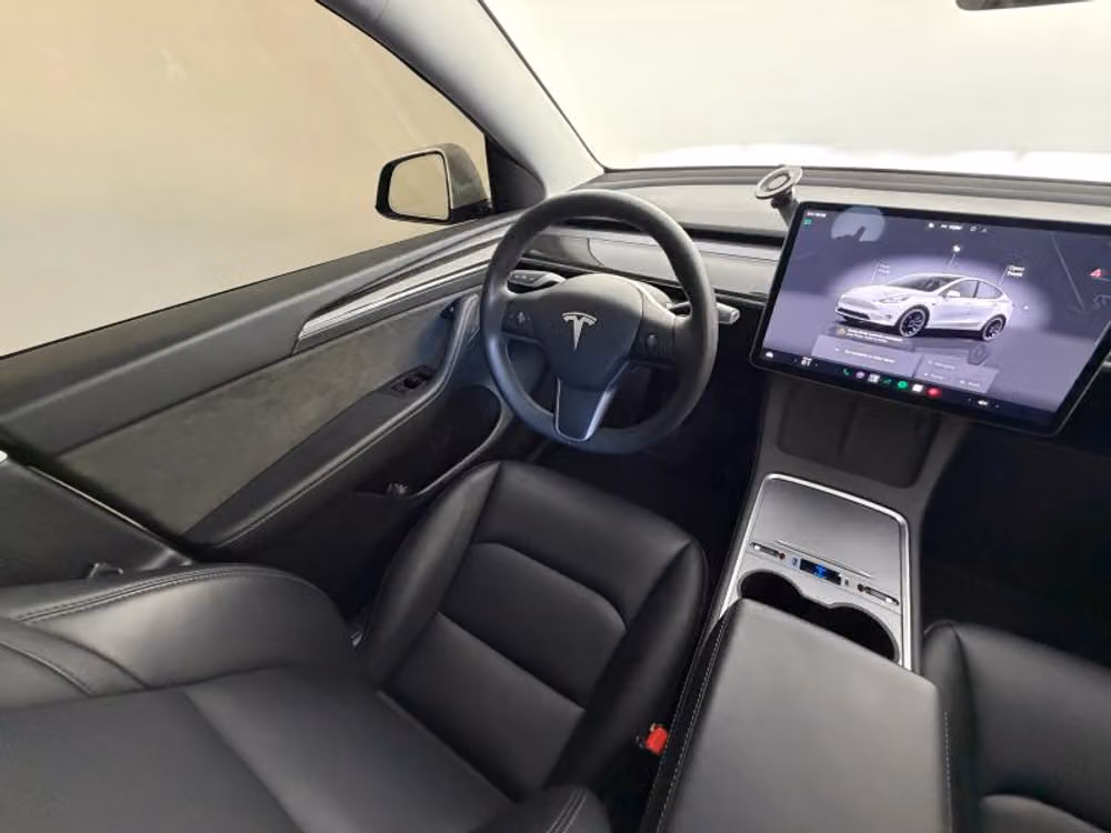2025 Tesla Model Y Long Range Image 9