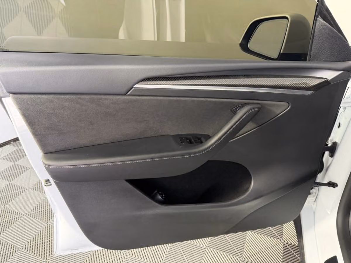 2025 Tesla Model Y Long Range Image 15