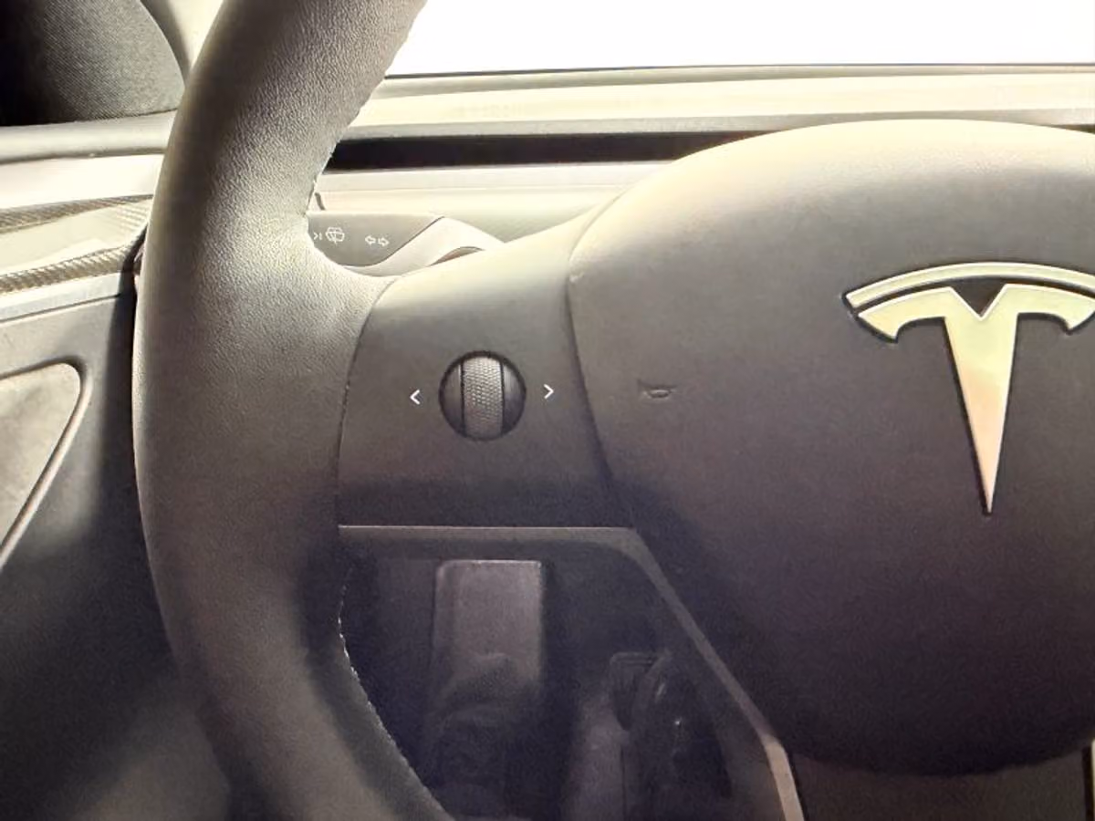 2025 Tesla Model Y Long Range Image 36