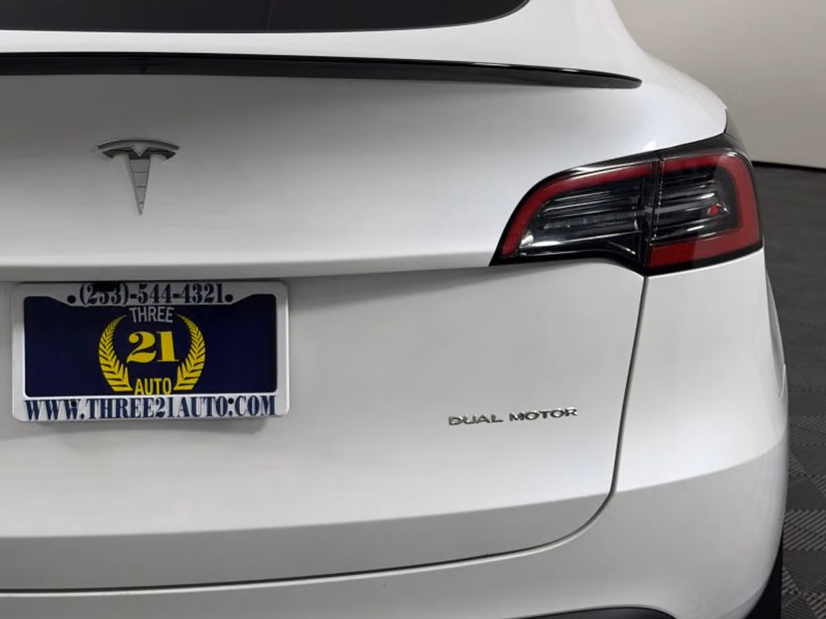 2025 Tesla Model Y Long Range Image 19