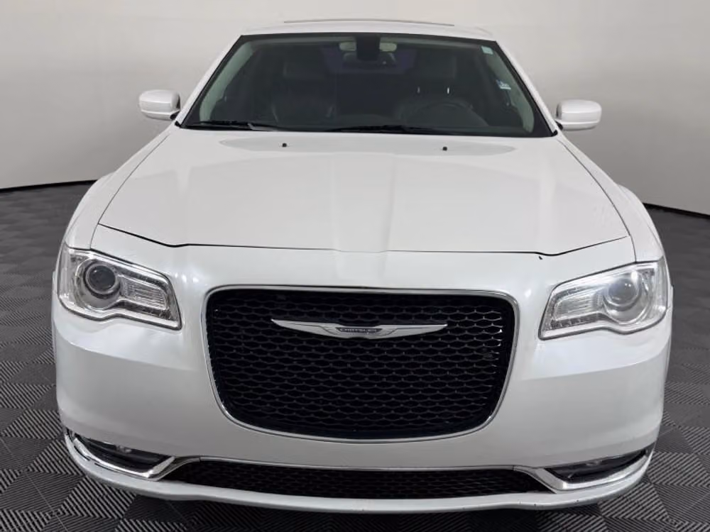 2015 Chrysler 300 Limited Image 3