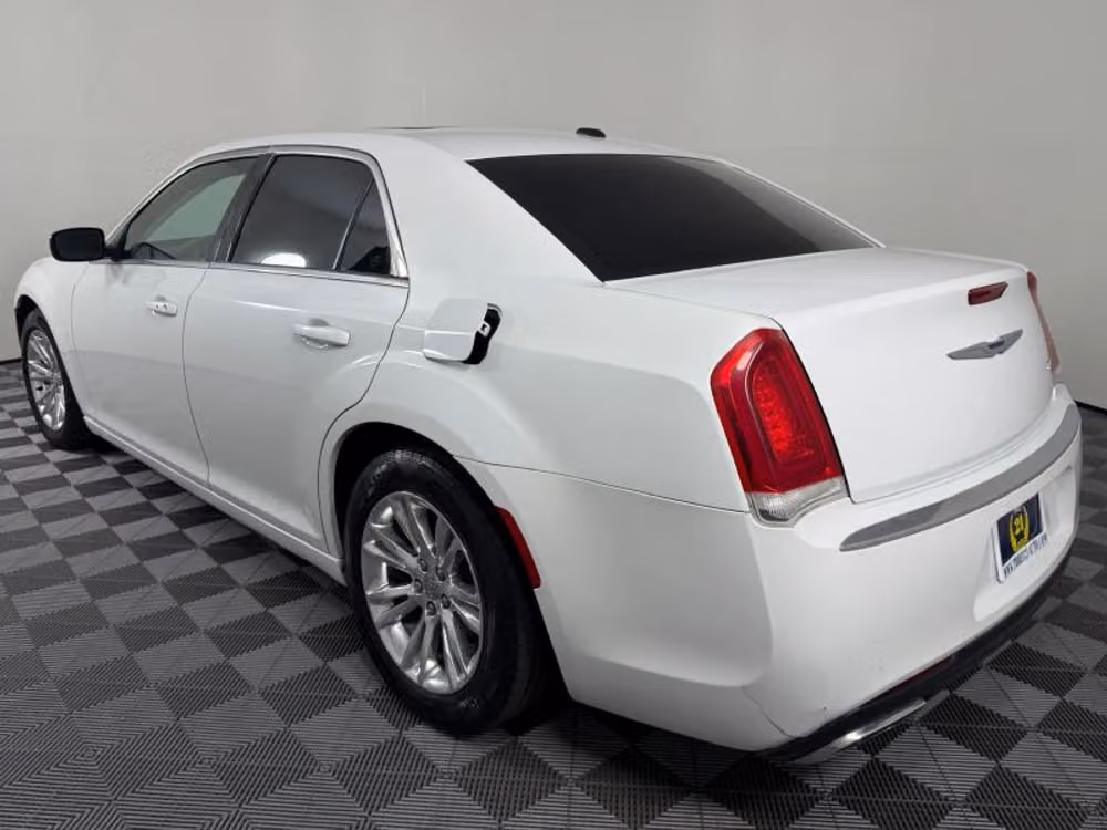 2015 Chrysler 300 Limited Image 7