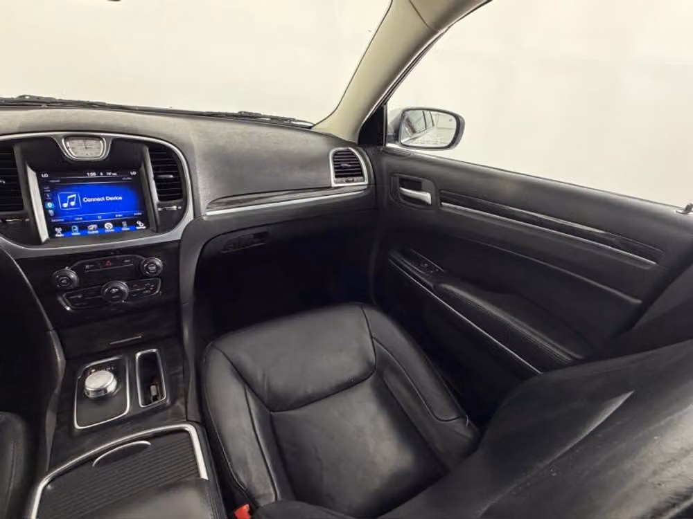 2015 Chrysler 300 Limited Image 13