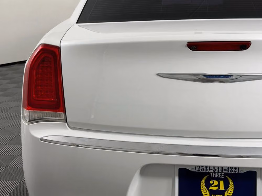 2015 Chrysler 300 Limited Image 9