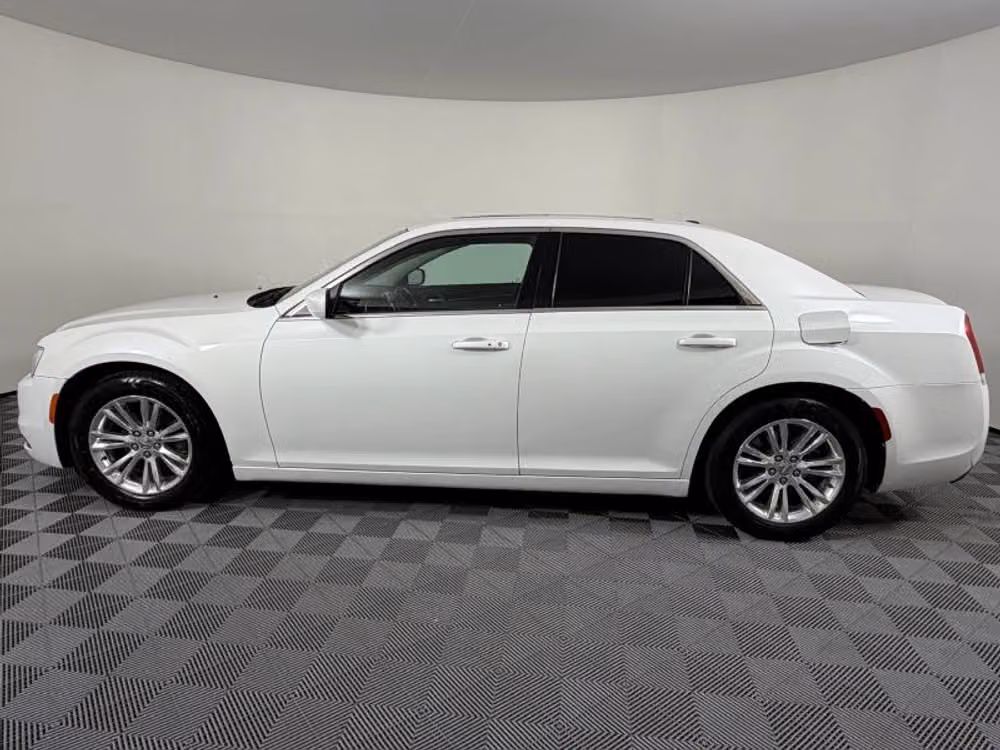 2015 Chrysler 300 Limited Image 6