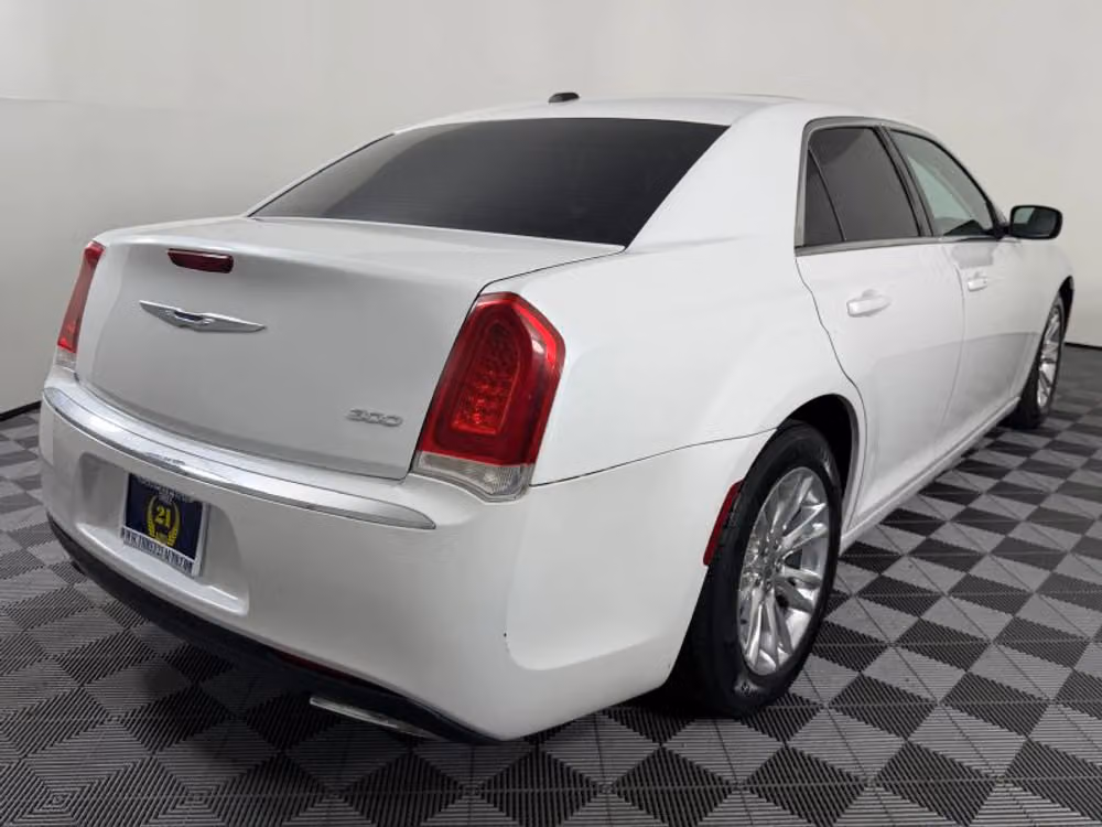 2015 Chrysler 300 Limited Image 35