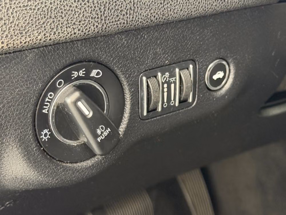 2015 Chrysler 300 Limited Image 30