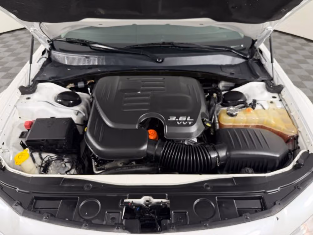 2015 Chrysler 300 Limited Image 32