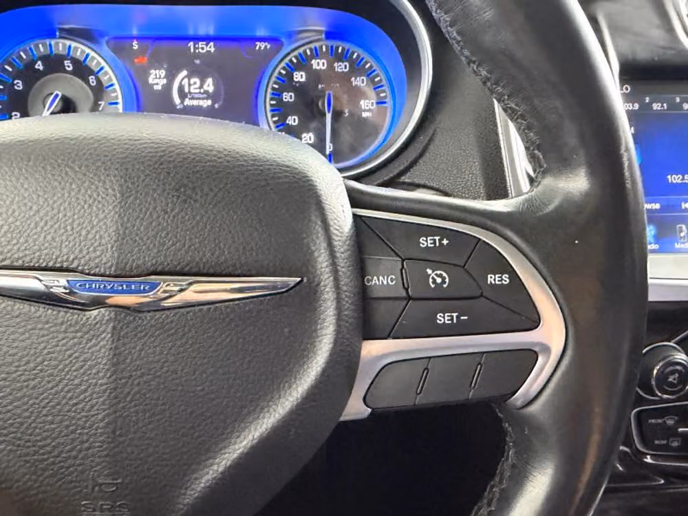 2015 Chrysler 300 Limited Image 41