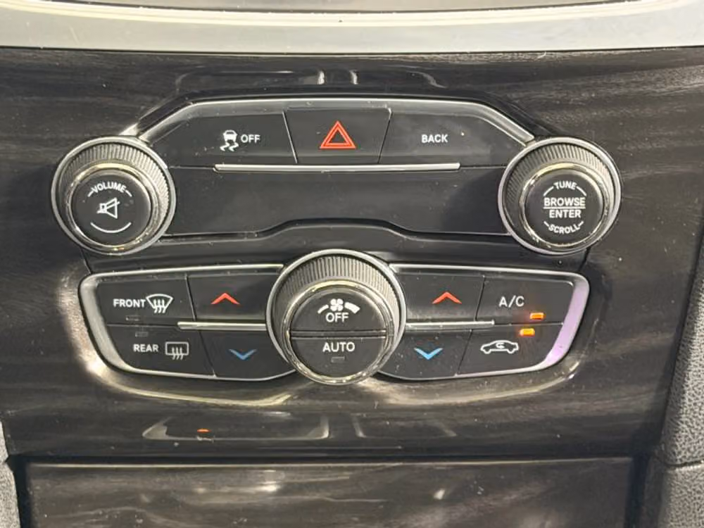 2015 Chrysler 300 Limited Image 16