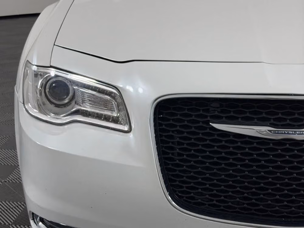 2015 Chrysler 300 Limited Image 4