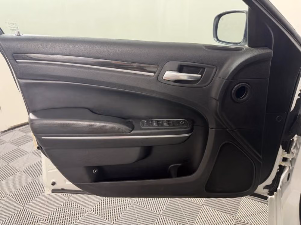2015 Chrysler 300 Limited Image 28