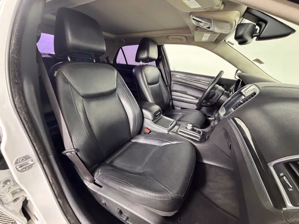 2015 Chrysler 300 Limited Image 23