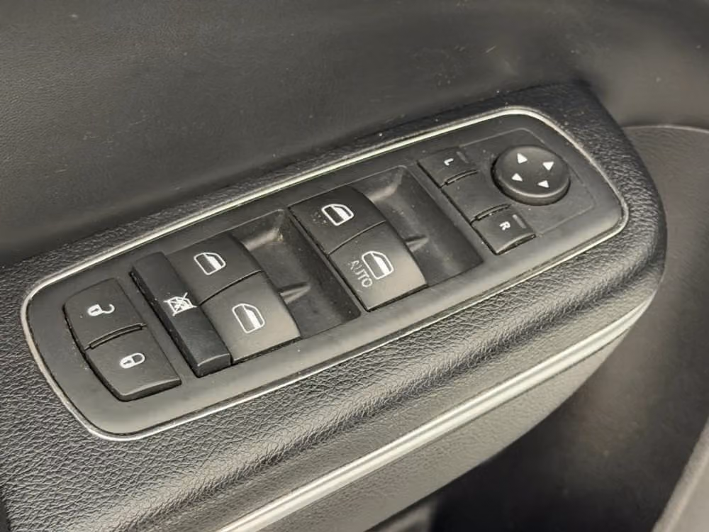 2015 Chrysler 300 Limited Image 29