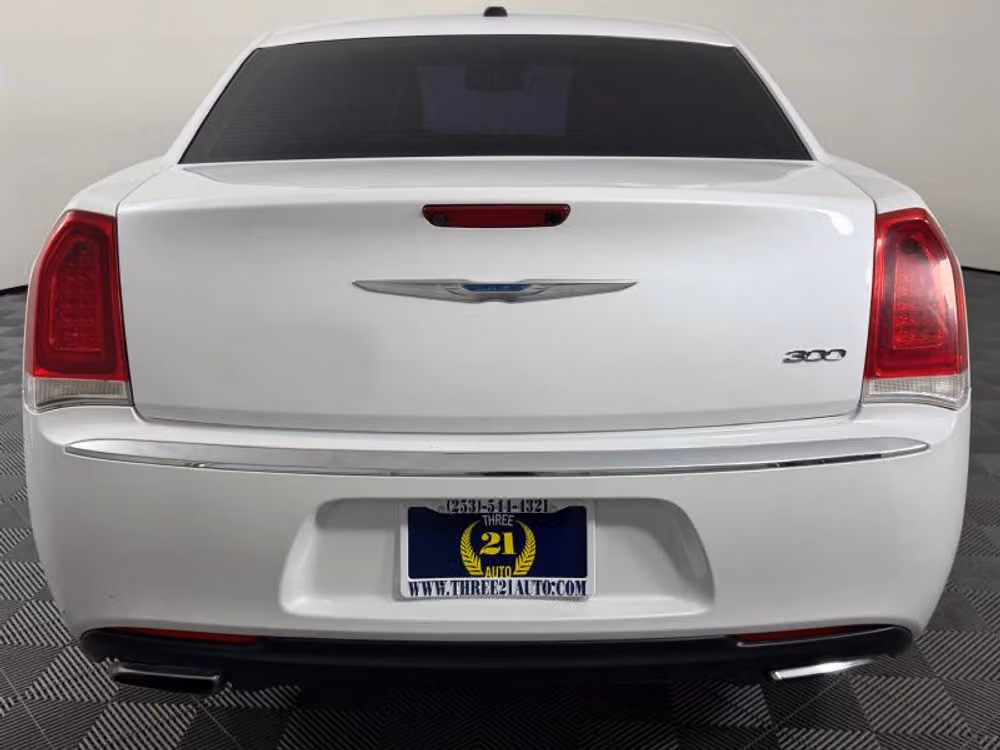 2015 Chrysler 300 Limited Image 8