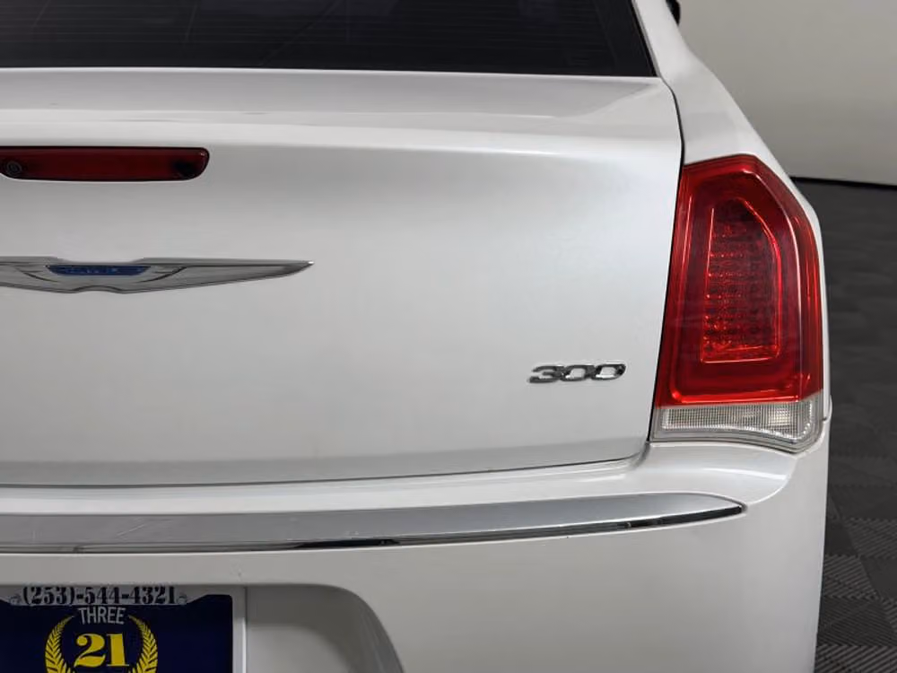 2015 Chrysler 300 Limited Image 10