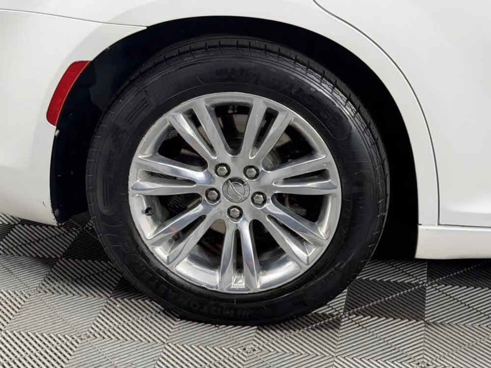2015 Chrysler 300 Limited Image 38