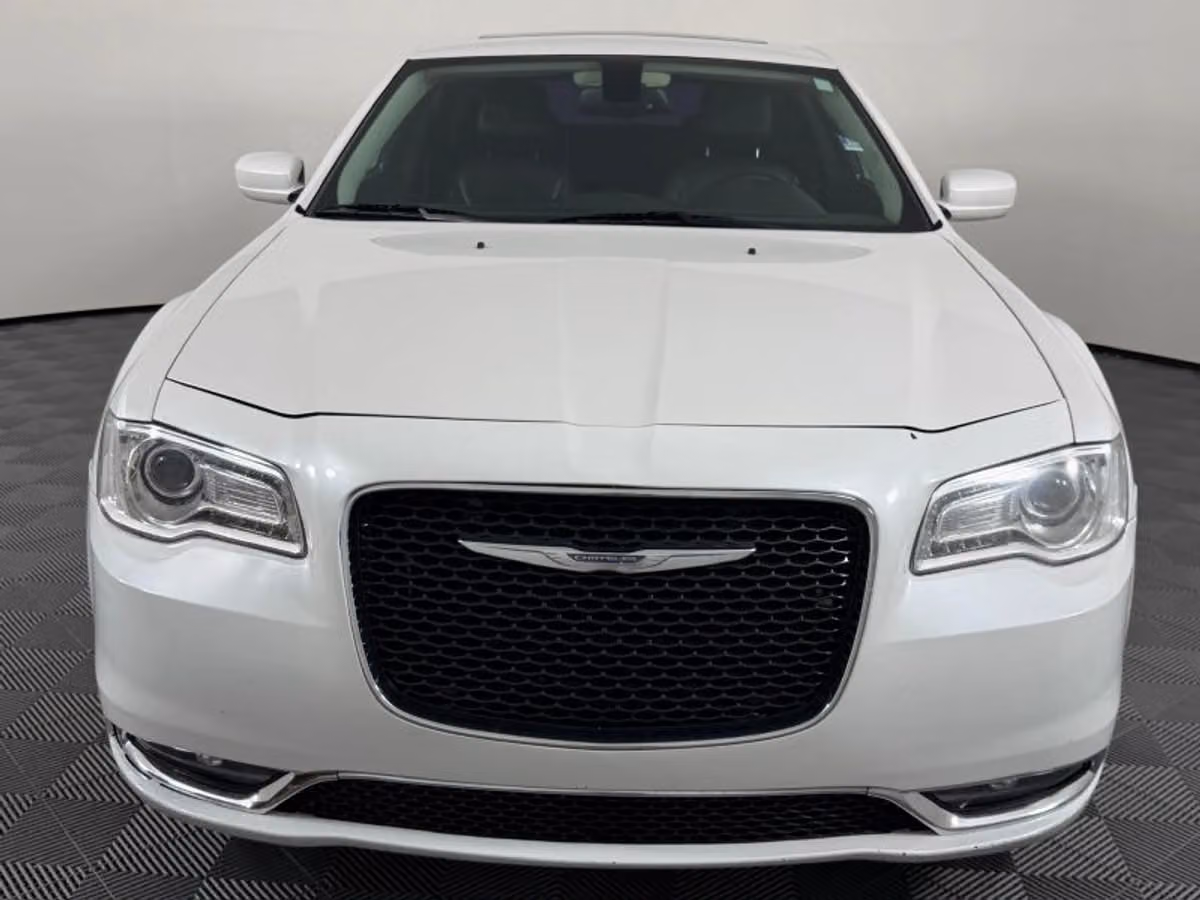 2015 Chrysler 300 Limited Image 3