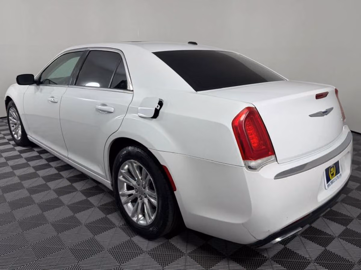 2015 Chrysler 300 Limited Image 7