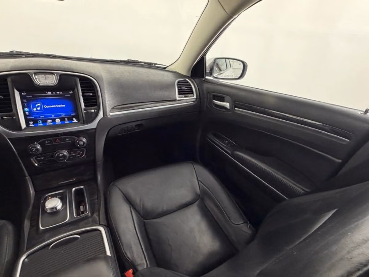 2015 Chrysler 300 Limited Image 13