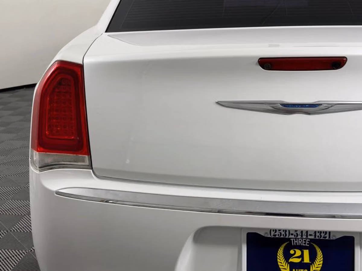 2015 Chrysler 300 Limited Image 9