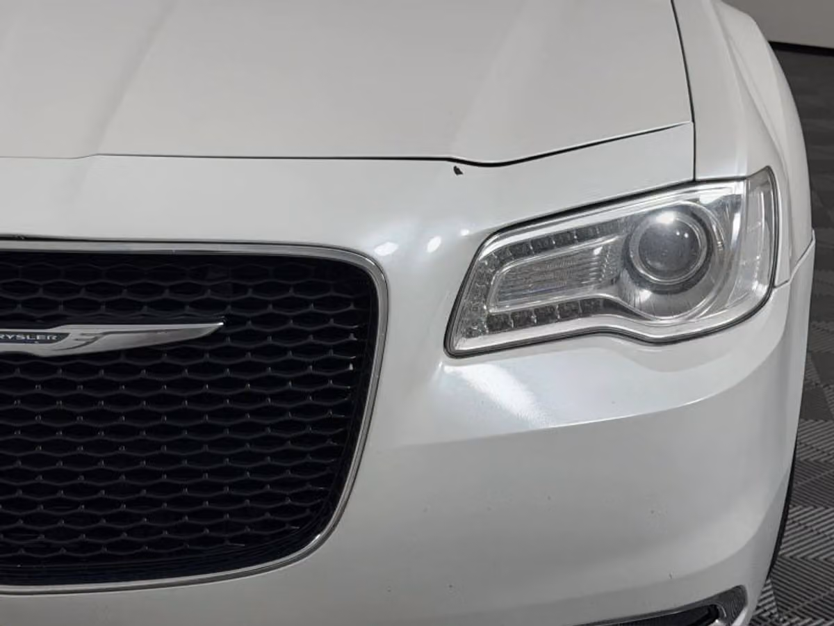 2015 Chrysler 300 Limited Image 5