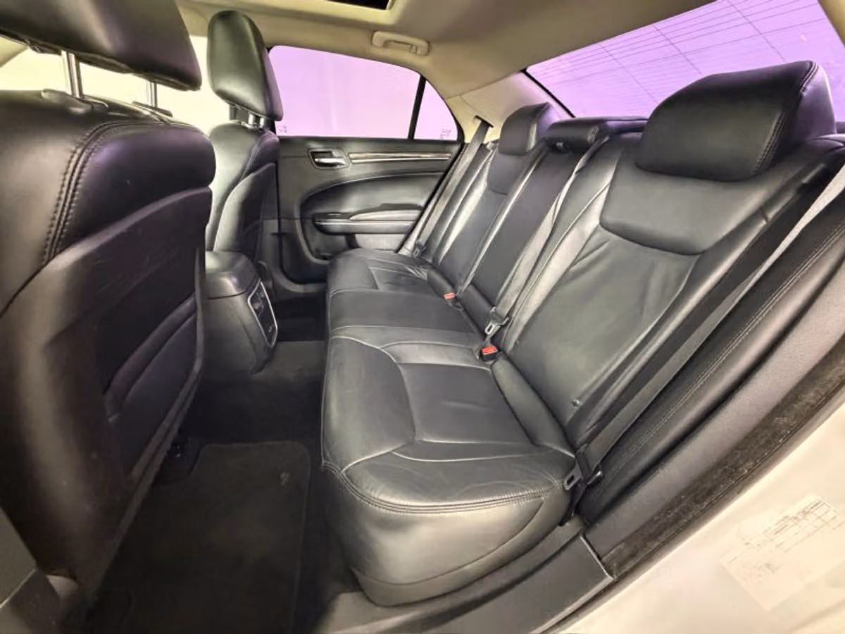 2015 Chrysler 300 Limited Image 25