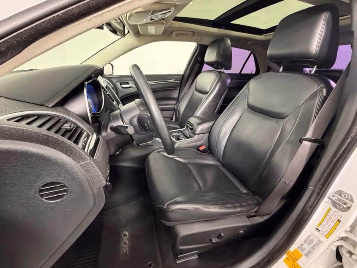 2015 Chrysler 300 Limited Image 22