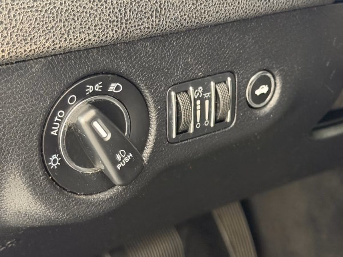 2015 Chrysler 300 Limited Image 30