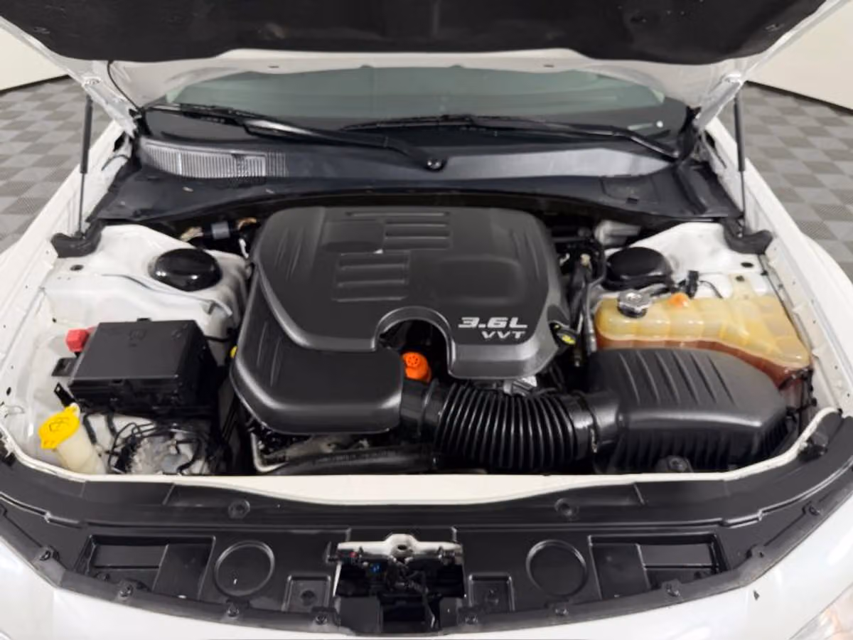 2015 Chrysler 300 Limited Image 32