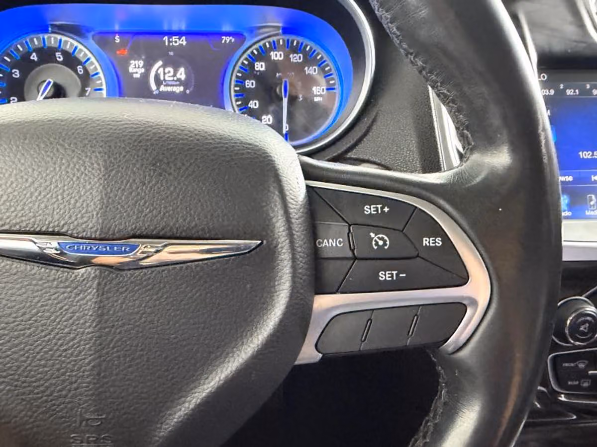 2015 Chrysler 300 Limited Image 41