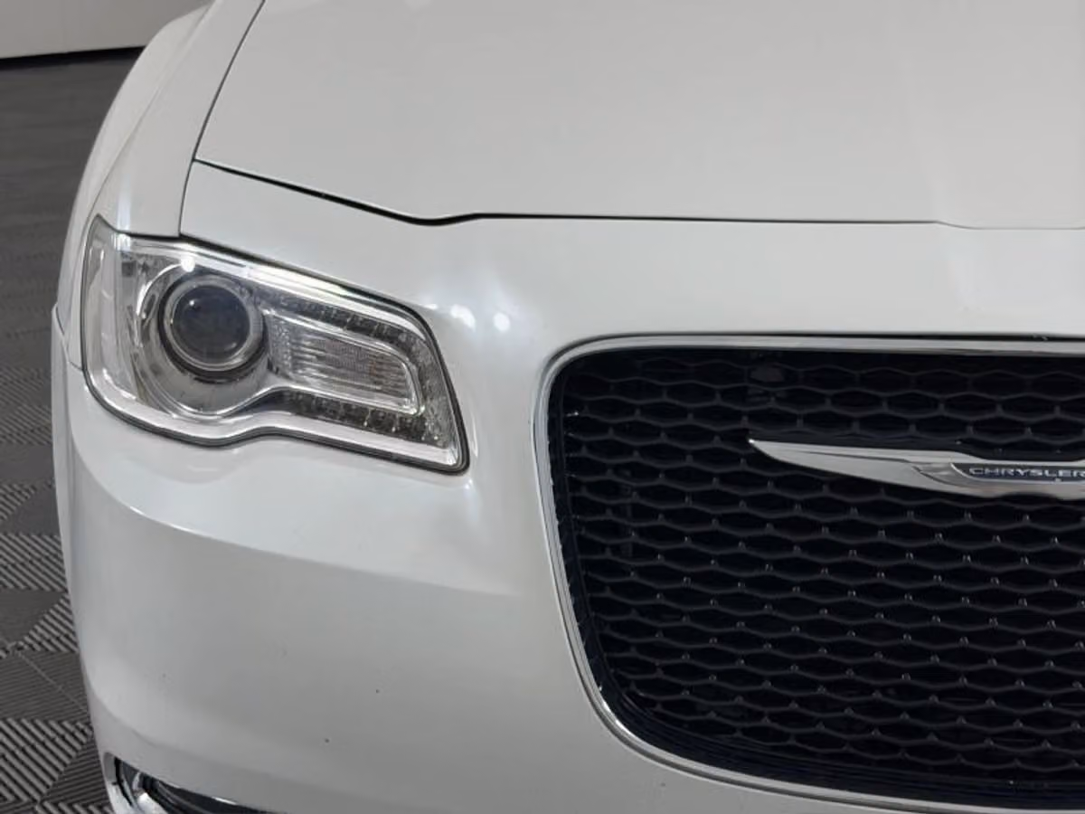 2015 Chrysler 300 Limited Image 4