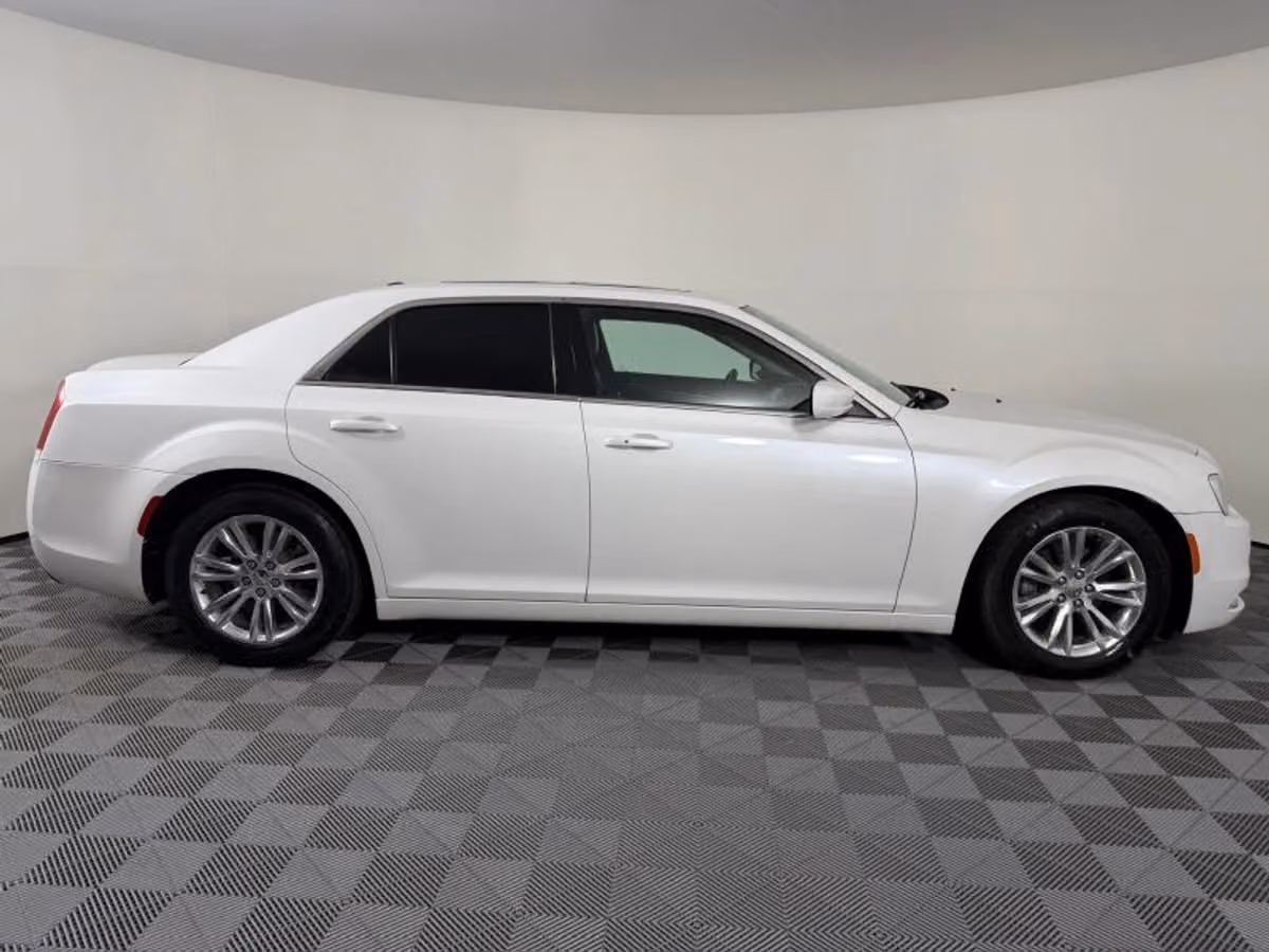 2015 Chrysler 300 Limited Image 36
