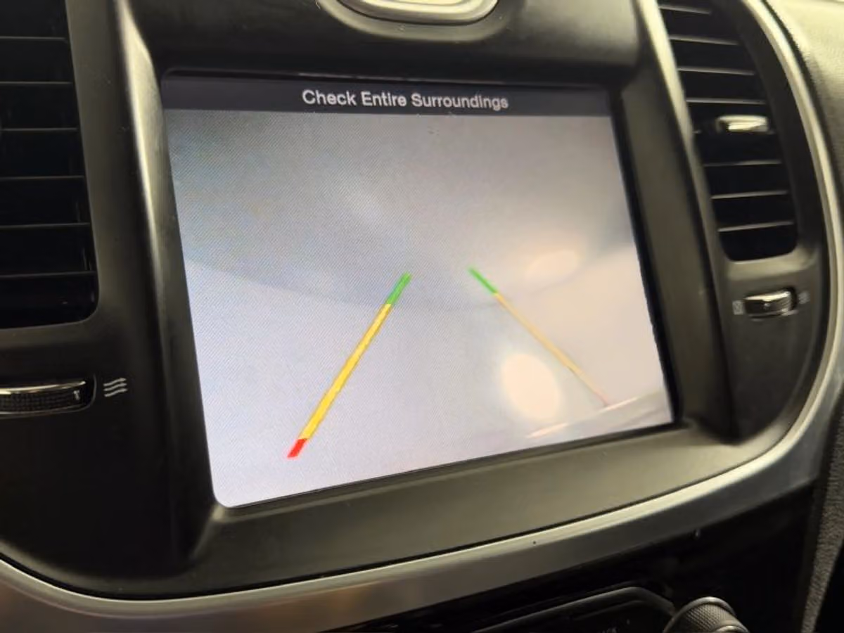 2015 Chrysler 300 Limited Image 21