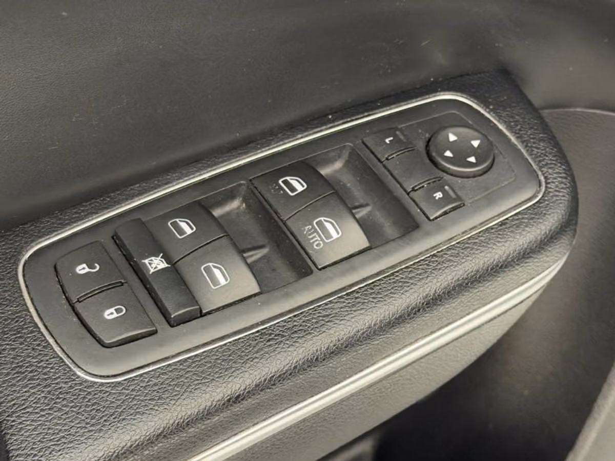 2015 Chrysler 300 Limited Image 29