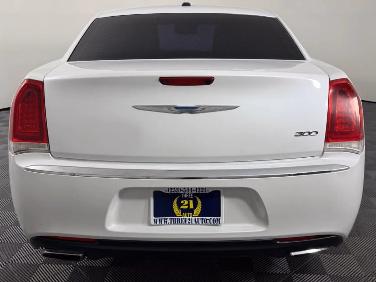 2015 Chrysler 300 Limited Image 8