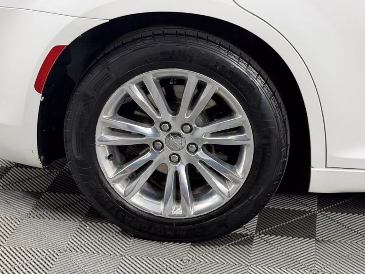 2015 Chrysler 300 Limited Image 38