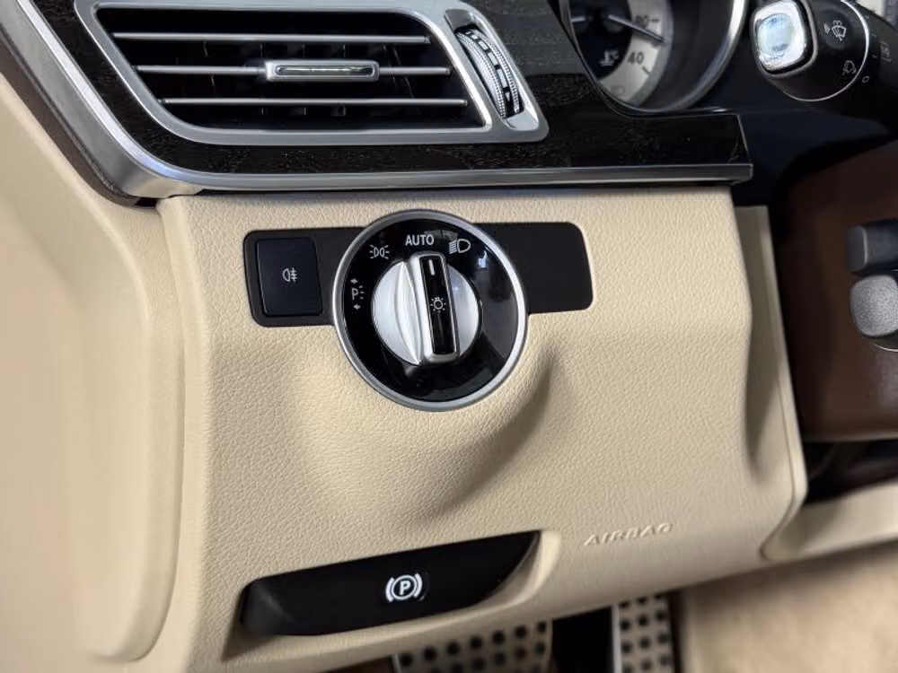 2014 Mercedes-Benz E-Class E 250 BlueTEC 4MATIC Sedan 4D Image 21