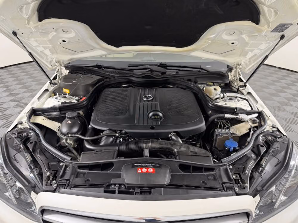 2014 Mercedes-Benz E-Class E 250 BlueTEC 4MATIC Sedan 4D Image 17