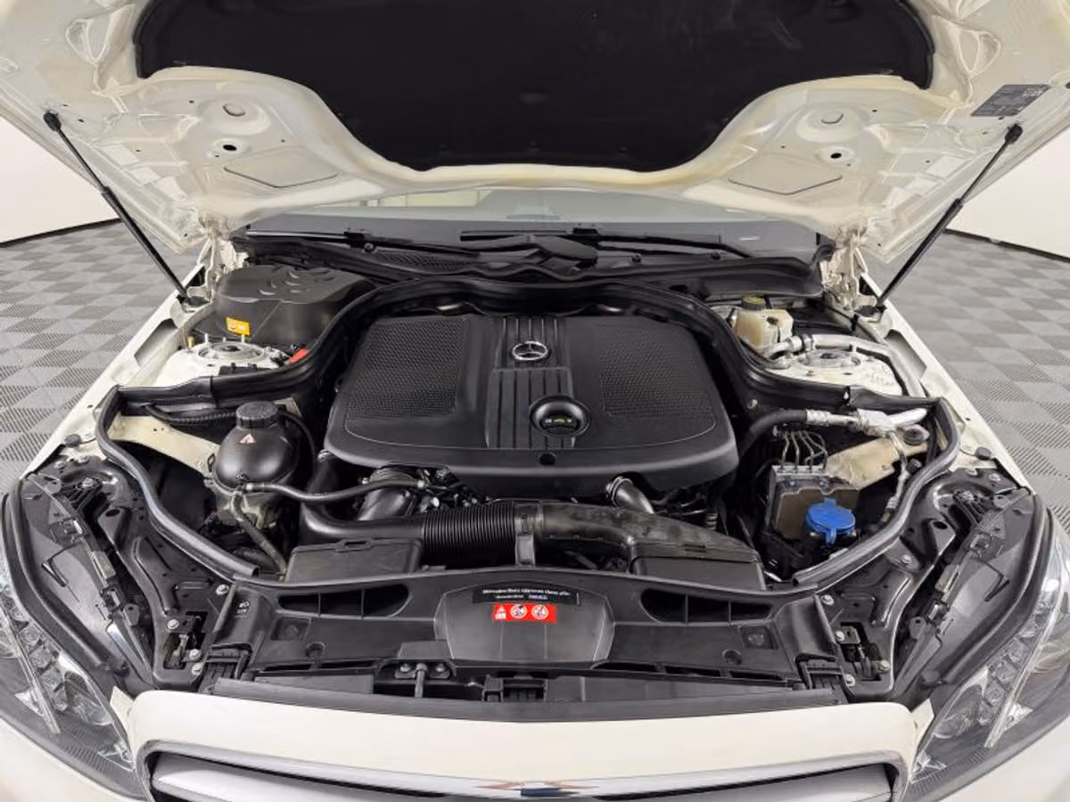 2014 Mercedes-Benz E-Class E 250 BlueTEC 4MATIC Sedan 4D Image 17
