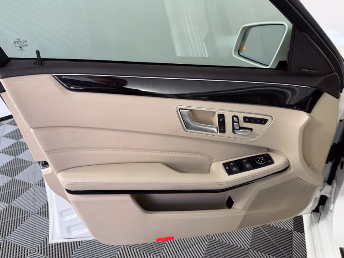 2014 Mercedes-Benz E-Class E 250 BlueTEC 4MATIC Sedan 4D Image 22