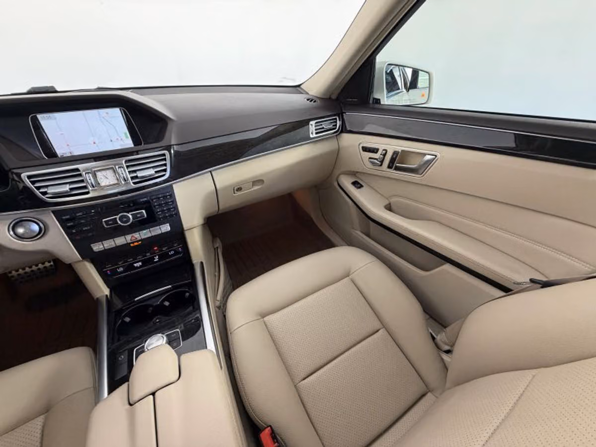 2014 Mercedes-Benz E-Class E 250 BlueTEC 4MATIC Sedan 4D Image 30