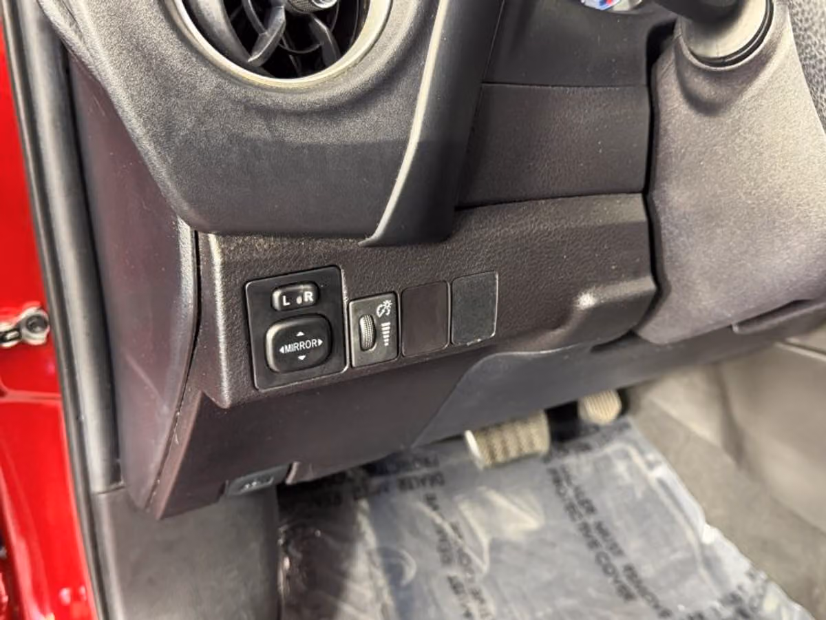2019 Toyota Corolla LE Image 32