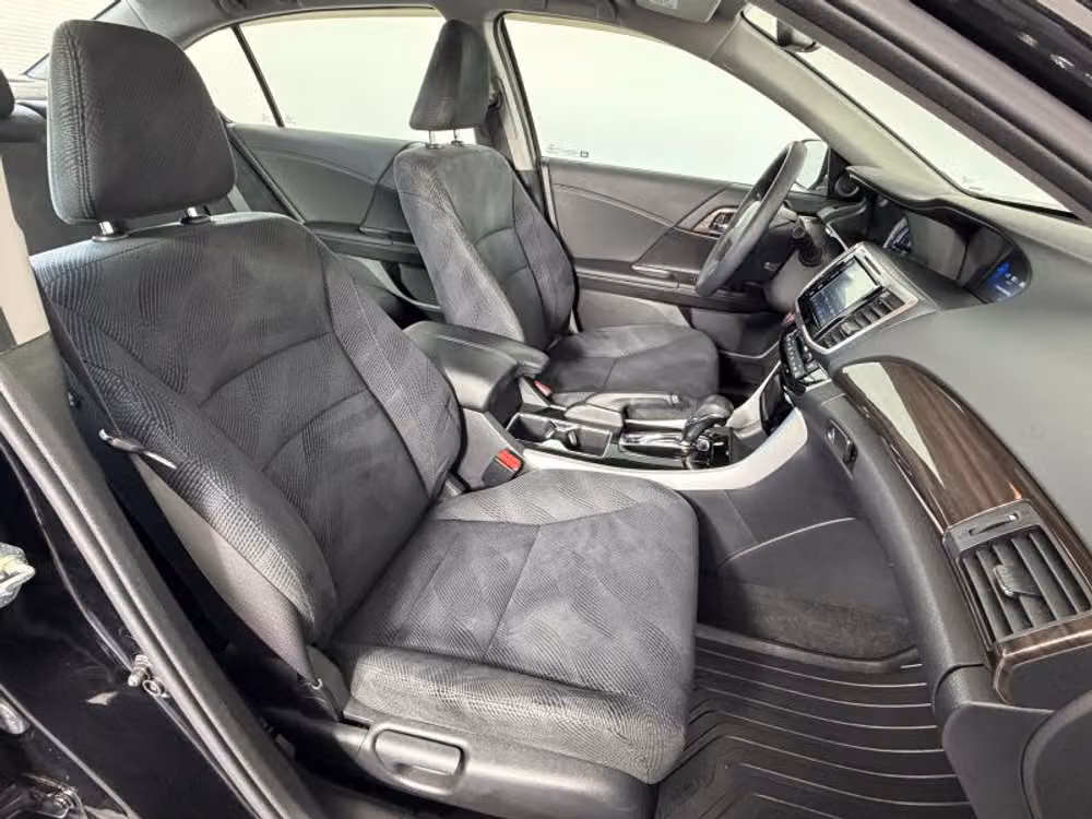 2017 Honda Accord EX Image 30