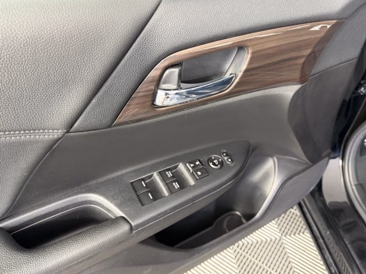 2017 Honda Accord EX Image 32
