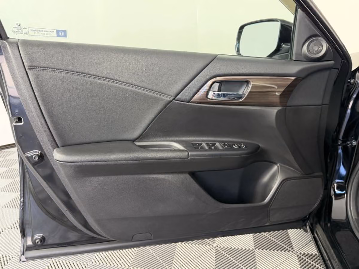 2017 Honda Accord EX Image 31