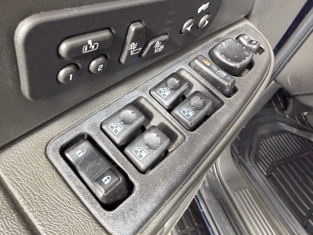 2004 Chevrolet Avalanche 1500 Crew Cab Image 17