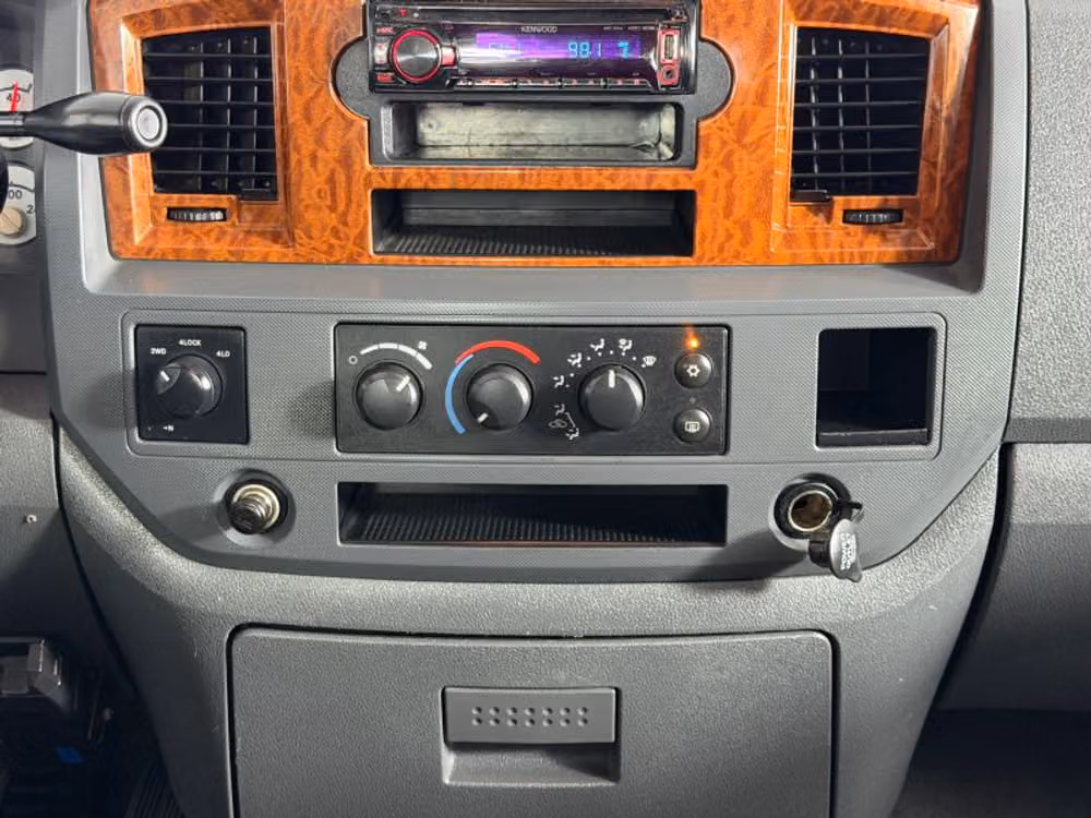 2006 Dodge Ram 2500 SLT Pickup 4D 6 1/4 ft Quad Cab Image 24