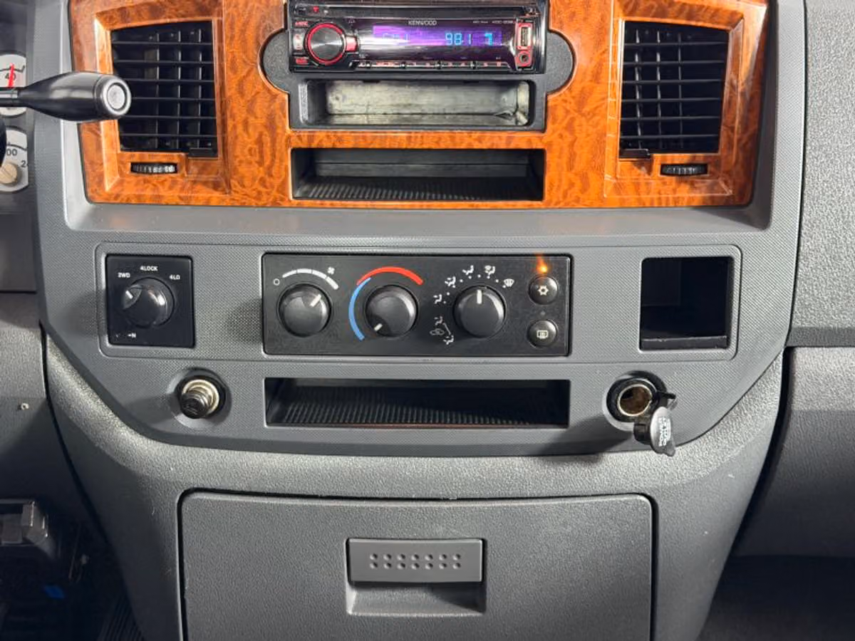 2006 Dodge Ram 2500 SLT Pickup 4D 6 1/4 ft Quad Cab Image 24